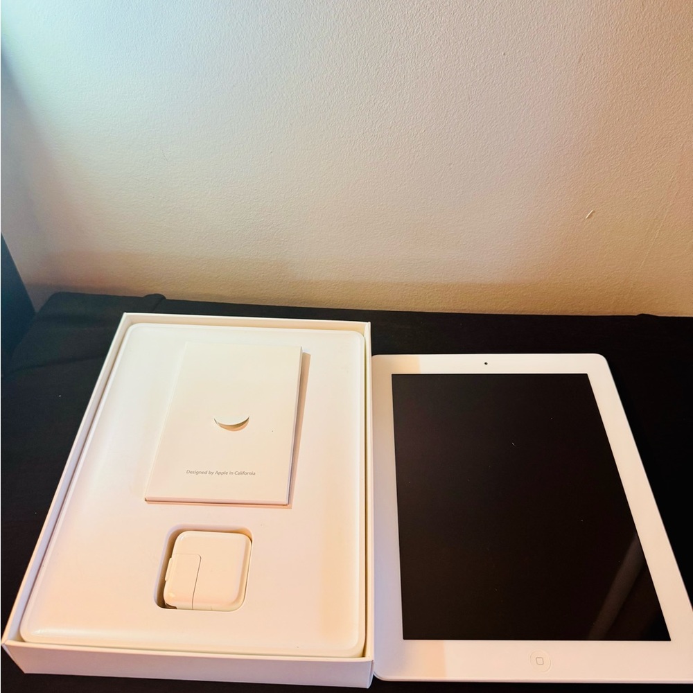 Apple ipad 1st Generation with Accessories and in box, I DONT KNOW PASSCODE